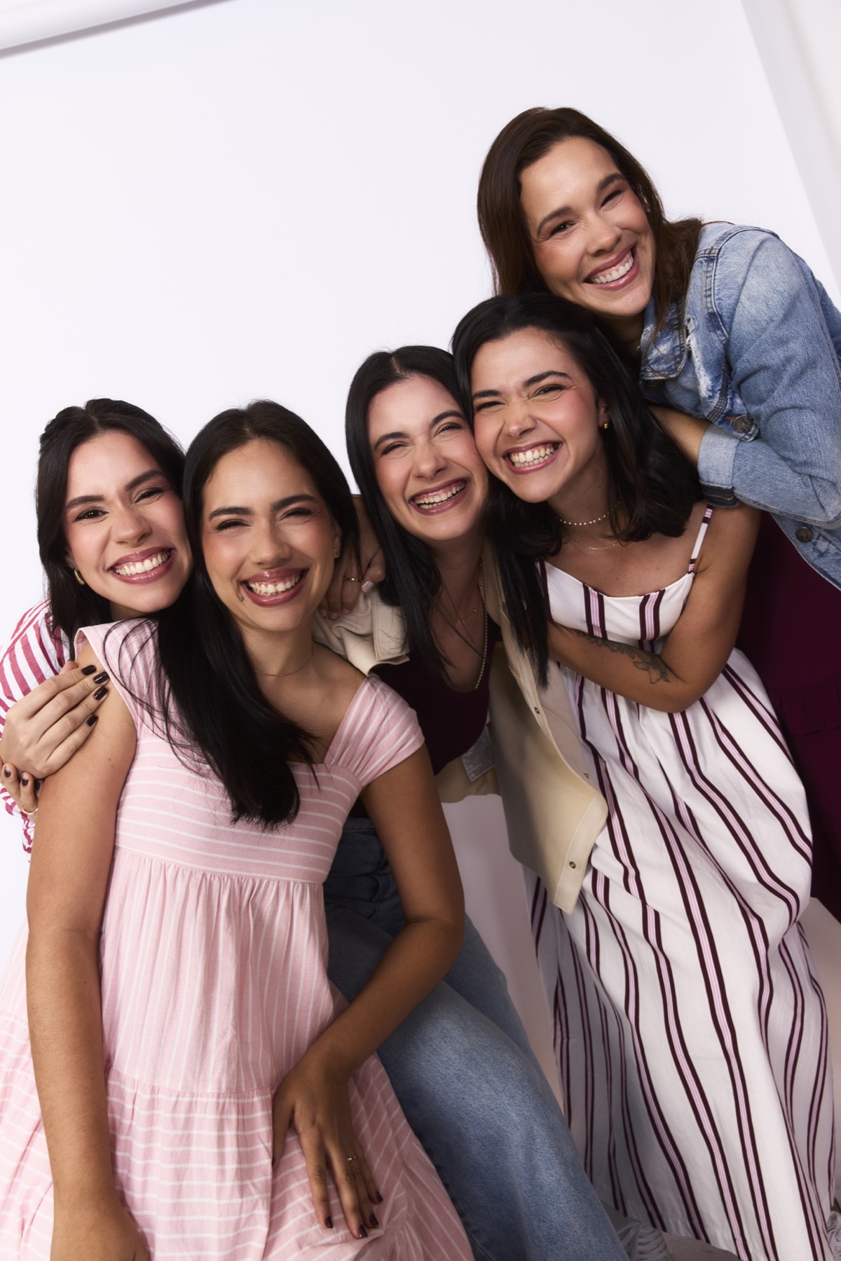 Mulheres sorrindo juntas na Conferência Amigas